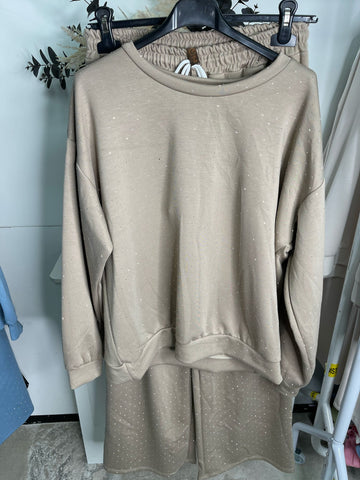 Rita Ora Cozy-Chic Loungewear – Trendy & Relaxed